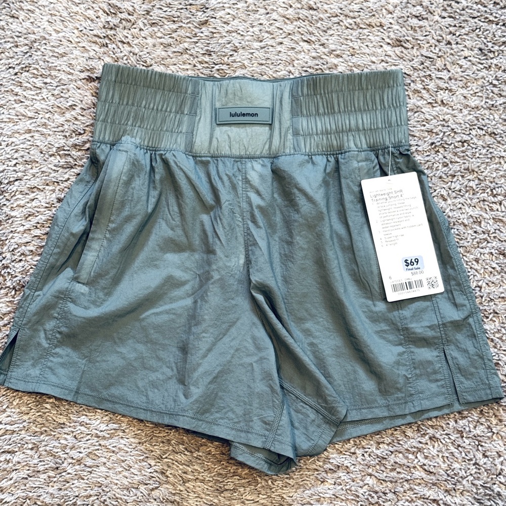 Lululemon Lightweight SHR Training Short 4" sz 6 Crater Blue